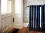 В квартире усановлены радиаторы отопления стилизованные под старину