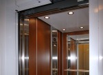 Современный лифт с отдельным холом у двери квартиры