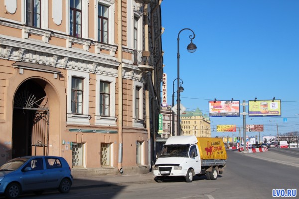 Окна квартиры - на набережную Макарова.