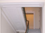 Лестница с дубовыми перилами после реконструкции дома