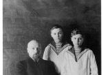 Николай Рерих со своими сыновьями Юрием и Святославом