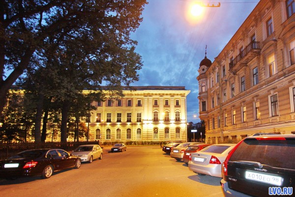 Трехкомнатная квартира на Румянцевской площади